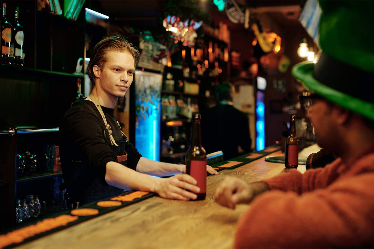 Bartender serverar en öl